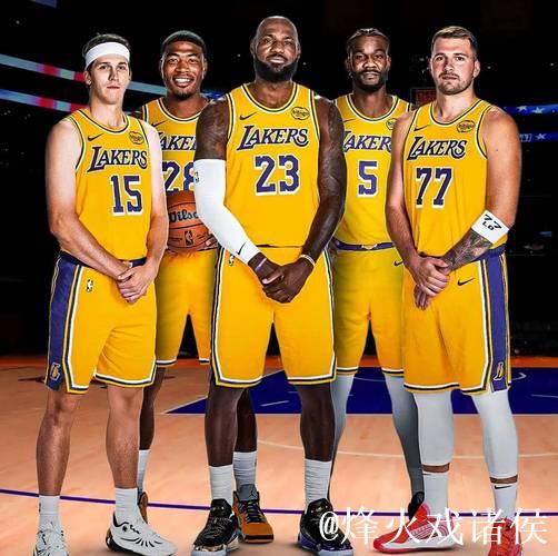 雷迪克公布湖人新赛季首发阵容：詹姆斯、戴维斯领衔，拉塞尔、里夫斯、八村垒在列